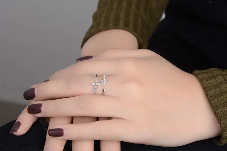 сребърен пръстен, снимка върху ръка