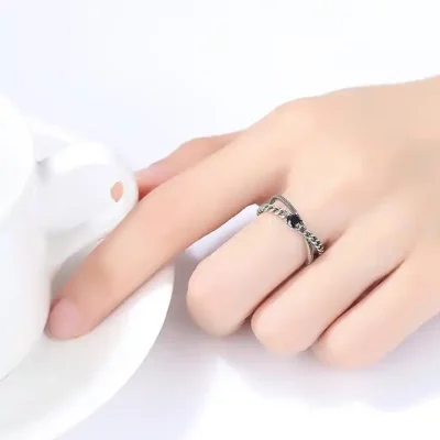 сребърен пръстен с черен скъпоценен камък, снимка върху ръка