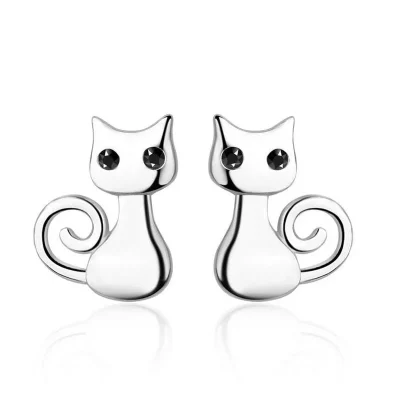 сребърни обеци във формата на котки, снимка на бял фон
