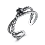 сребърен пръстен с черен скъпоценен камък, снимка на бял фон