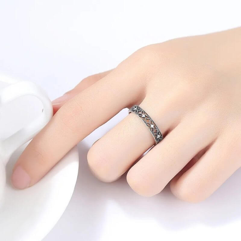 сребърен пръстен, снимка върху ръка