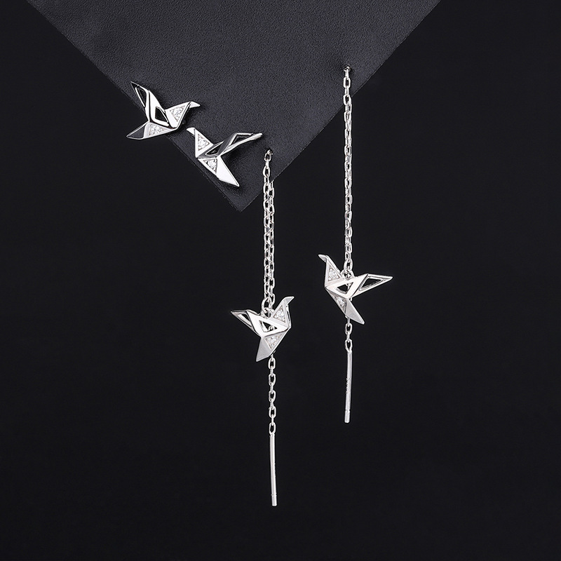 Сребърни обеци - Птица - сребърни обеци във формата на птица, снимка на черен фон сребърни обеци във формата на птица, снимка на черен фон