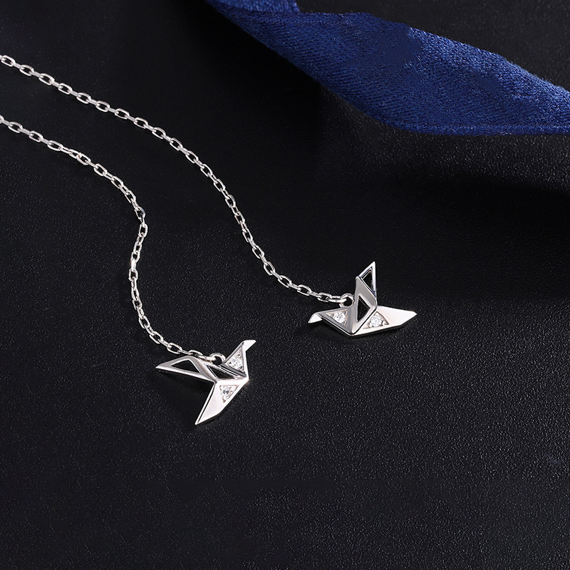 Сребърни обеци - Птица - сребърни обеци във формата на птица, снимка на черен фон сребърни обеци във формата на птица, снимка на черен фон