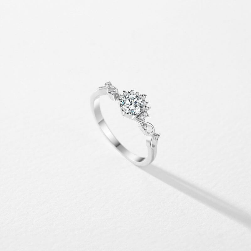 сребърен пръстен с кубичен цирконий, снимка на сив фон