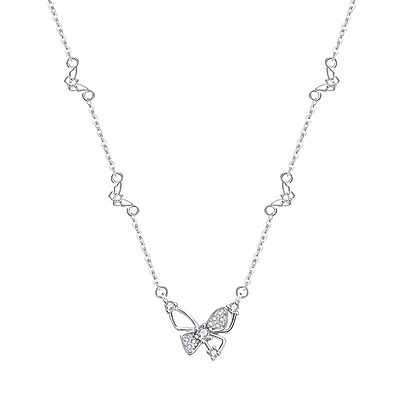 Сребърно колие Silver Sense с централна висулка пеперуда, украсена с циркони, и малки декоративни елементи по веригата – елегантно и ефирно бижу с женствен дизайн.
