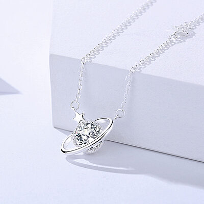 Сребърно колие Silver Sense с висулка във формата на планета с орбита и малка звезда, инкрустирана с блестящ камък – стилно бижу с космически мотив и модерен дизайн.