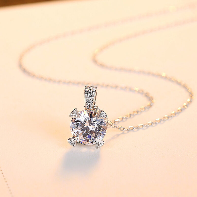 сребърно колие Silver Sense, снимка на жълт фон