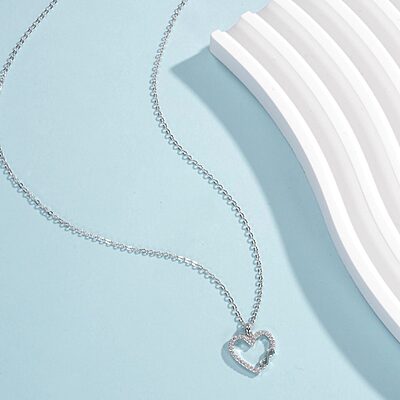Сребърно колие Silver Sense с висулка във формата на сърце и символ на безкрайност, украсено с блестящи циркони – израз на вечна любов и елегантност.