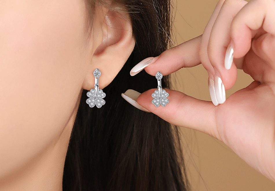 obetsi-s925 сребърни обеци с кубичен цирконий Silver Sense, носени от жена