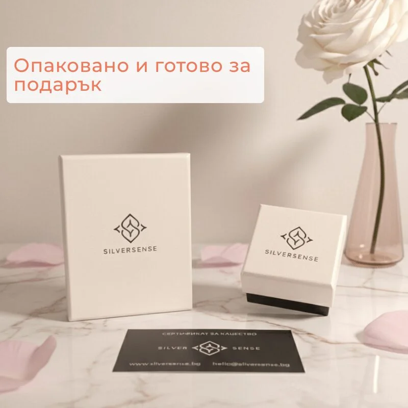 Две кутии за бижута и сертификат Silver Sense върху мраморна маса