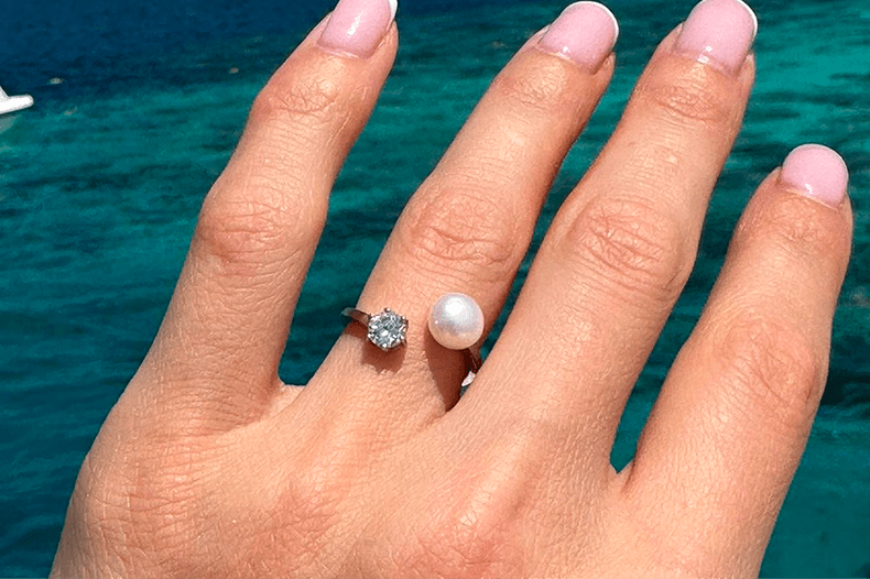 prasten-perla сребърен пръстен с перла, носен върху ръка