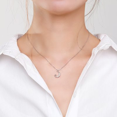 сребърно колие със звезда и луна, снимка върху жена