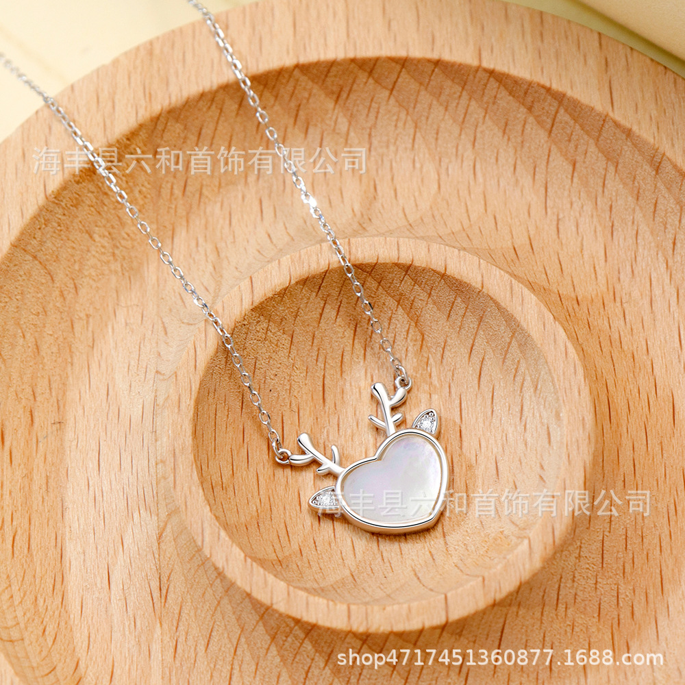 Сребърно колие - Еленче - Детайл на сребърно колие Silver Sense - Еленче върху дървена повърхност Детайл на сребърно колие Silver Sense - Еленче върху дървена повърхност