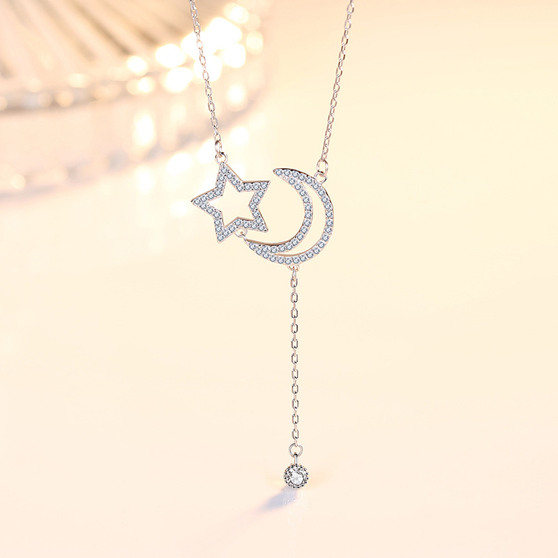 Сребърно колие - Нощно небе - Детайл на сребърно колие Silver Sense - Нощно небе с висяща верижка и камъче Детайл на сребърно колие Silver Sense - Нощно небе с висяща верижка и камъче